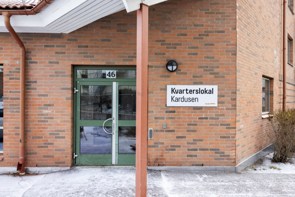 Kvarterslokal Kardusen: Tegelfasad med entrédörr till lokalen