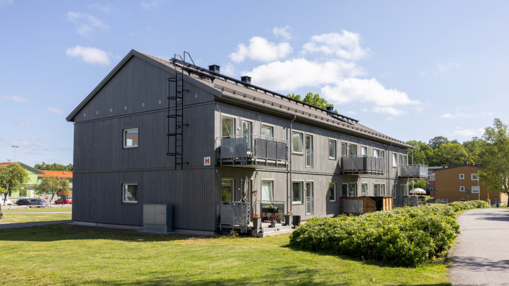 Nyproduktion i Skärblacka: tvåvåningshus med balkong och uteplatser.