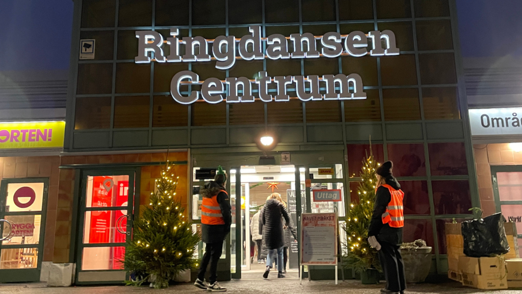 Entré till Ringdansen Centrum under Navet market jul 2024. Två julgranar står på varsin sida om entrén.