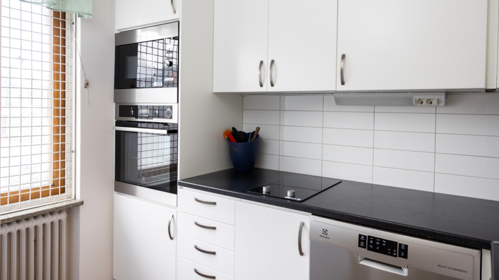 Interiörbild av Kvarterslokal Sekreteraren: kök med ugn, mikro, spis och diskmaskin