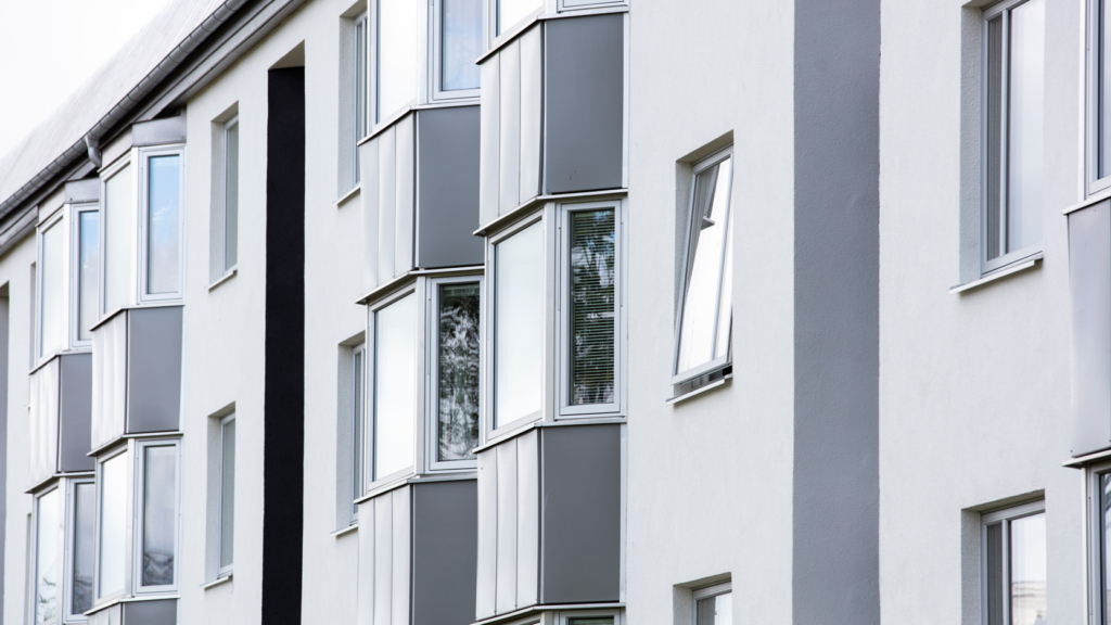 Fasad på lägenhetsbyggnad i Ektorp.