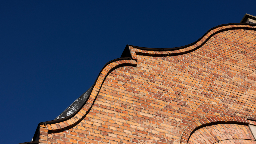 Takåsar i kvarteret Yllefabriken. Tegelbeklädd fasad och falsade plåttak.