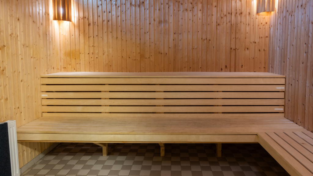 En träbastu med rutigt klinkergolv.
