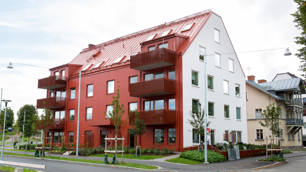 En röd och vit byggnad med rött tak.