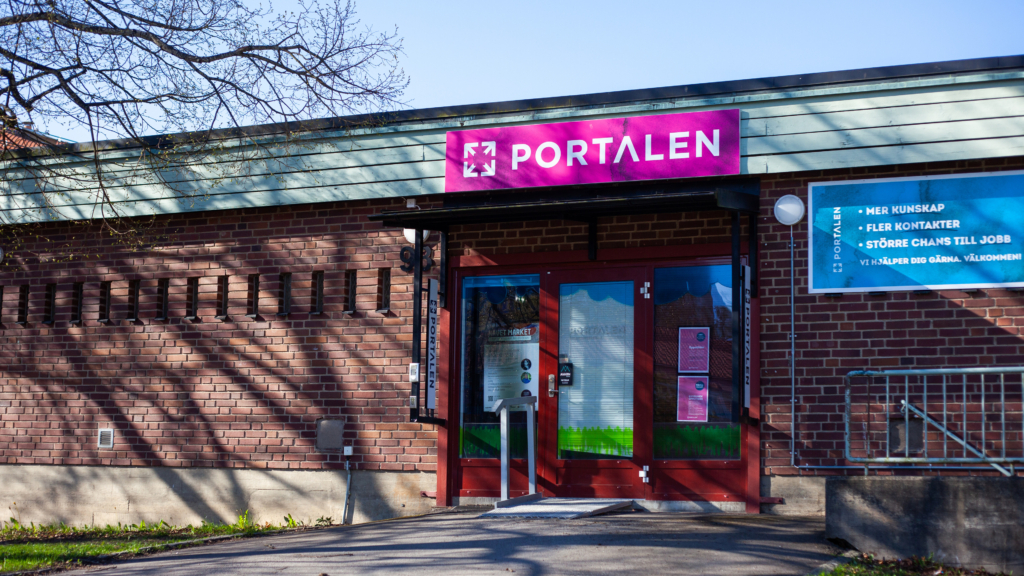 En tegelbyggnad med en skylt där det står ”Portalen”.